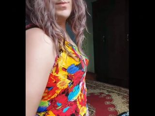 Kitty_Cross: Blonde MILF im blumenvollen kleid, heißer hintern transvestiten kitty model...