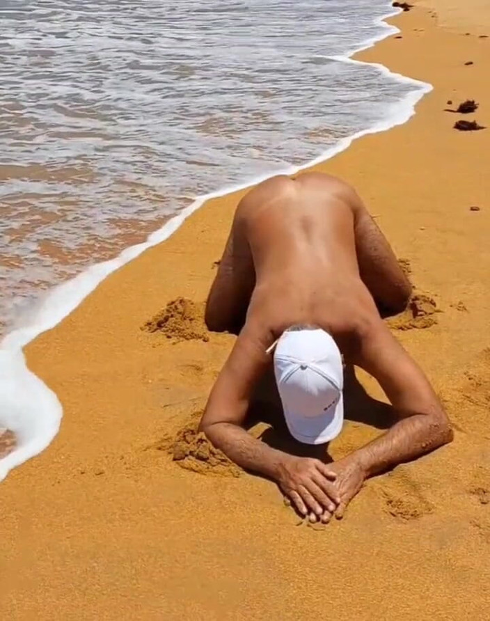 Ladysilvas: Ladysilva Femboy Pekada på stranden visar upp sin heta garvade...