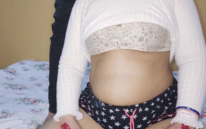 Faryal: インド人のガールフレンドはタバコを吸いながら放置