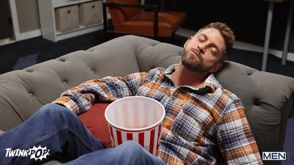 Twink pop studio: Troye Dean ví, jak nejlépe poznat svého nového nevlastního bratra,...