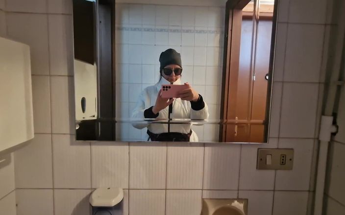 Nicoletta Fetish: Umumi tuvalette osurukların sansasyonel derlemesi ve bu İtalyan orta yaşlı seksi...