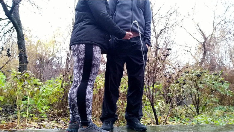 OurFetishLife: 公園でジョギングした後のスポーツ義母は義理の息子のチンコ底面を握る