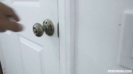 PervMom: Mama vitregă excitată Krissy Lynn satisface toate dorințele fiului vitreg