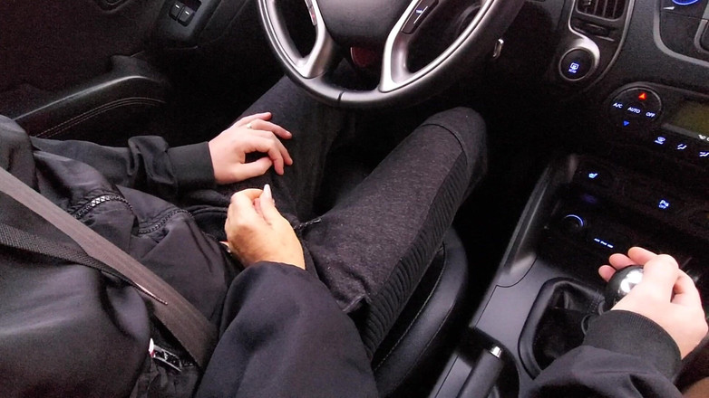 Step Mommy: 義母がセクシーな脚で車の中で義理の息子を誘惑する