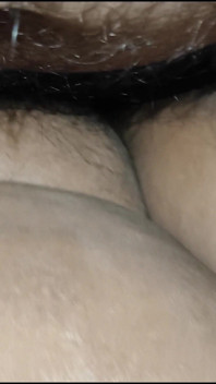 Seksi sangeeta yenge pembe amcığını gösteriyor ve erkek arkadaşına güzel derin sakso çekiyor