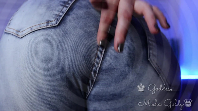 Goddess Misha Goldy: Sei totalmente dipendente dal mio culo in jeans ed il...