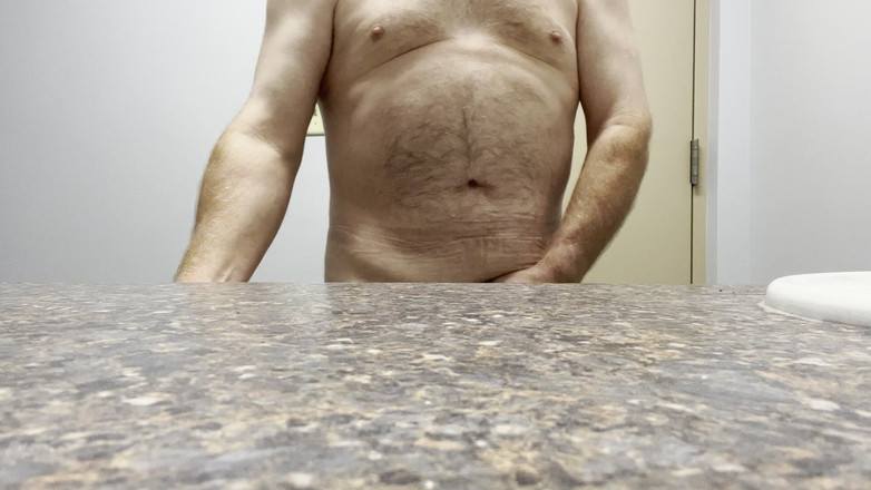 Sen Desi: Crot di Toilet Umum