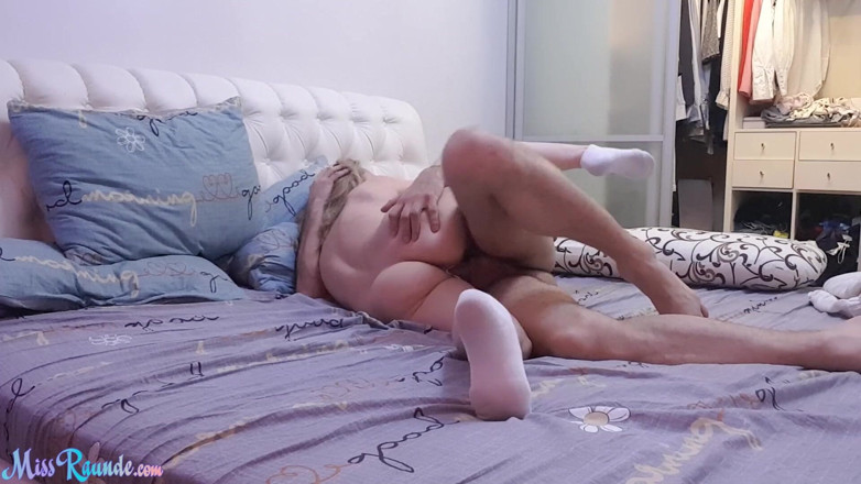 Miss Raunde: Blondă suge adânc pula și se fute în diferite ipostaze - ejaculare înăuntru