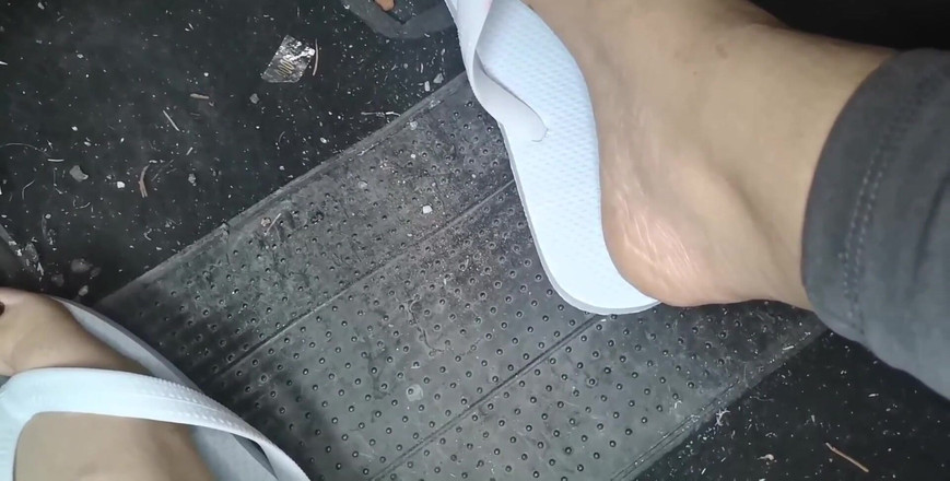 Nicoletta Embassi: Zwetende voeten in echt smakelijke teenslippers pedaal pompen op de...