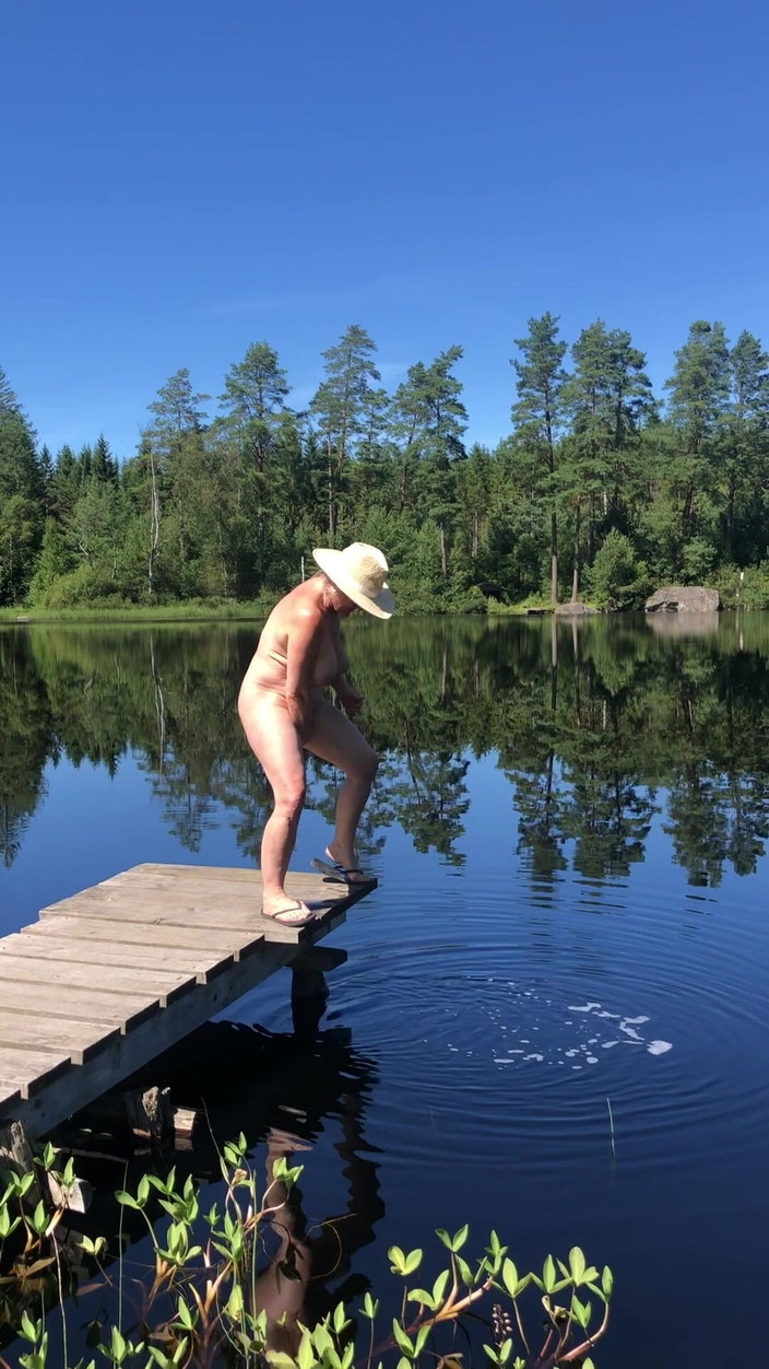 Hotwifekbh: Soție amatoare matură cu țâțe mari se pișă acasă