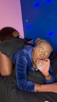 Alliyah alecia lagi asik nyepong dildo