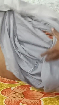 Indiana esposa gostosa coloca mel no topo da buceta e depois lambe