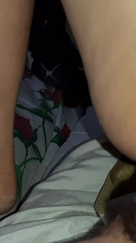 Nejprve mě moje nevlastní sestra přistihla při masturbaci a řekla o tom mé nevlastní matce, která mi to zakázala (s hlasitým sténáním a mluvení)