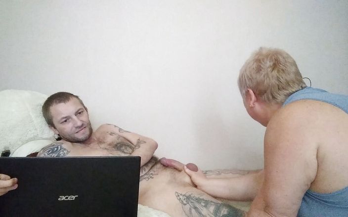 Sweet July: Masturbando e chupando meu pau enquanto eu jogo no computador