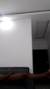 Saya melancap di sofa