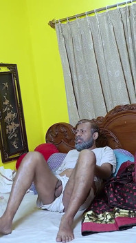 Desi starý Sasurji šuká své dvě nevlastní dcera služky