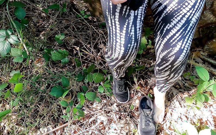Bouncy Tits Action: Labii plesnind cu periuță de păr în pădure