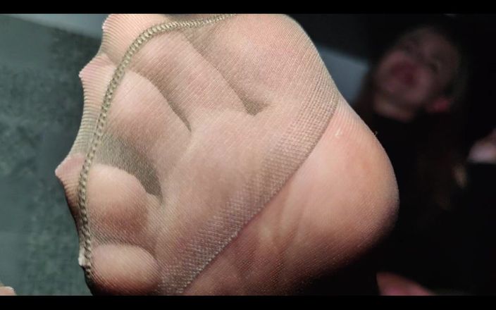 Goddess Lena: Te acariciaré la polla con mis pies de nylon