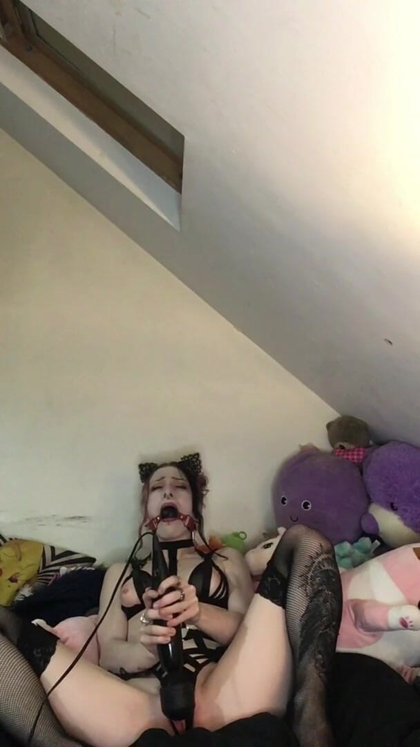 Rokkyhorrorx: Geile geknebelte kitty versuchte, ruhig zu sein