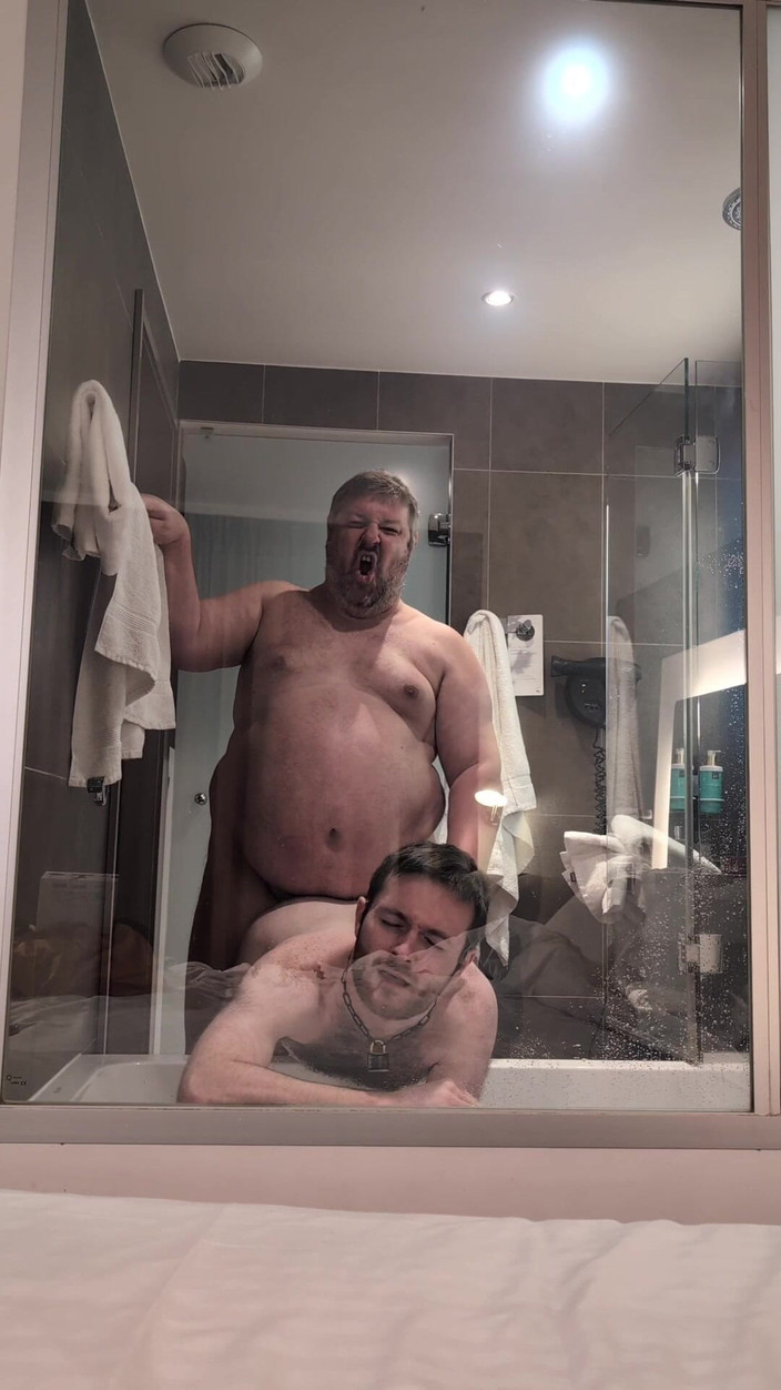 Mart_the_cat: Padrasto me fode no banheiro