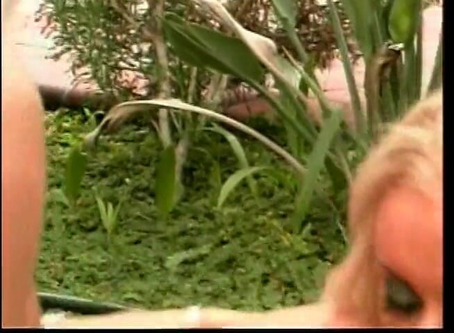 Lesbo Tube: Blonde lesbiennes neuken met voorbinddildo buitenshuis