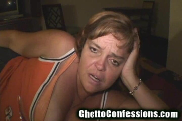 Ghetto Confessions: Une pute à gros nichons suce du sperme sur ses gros...