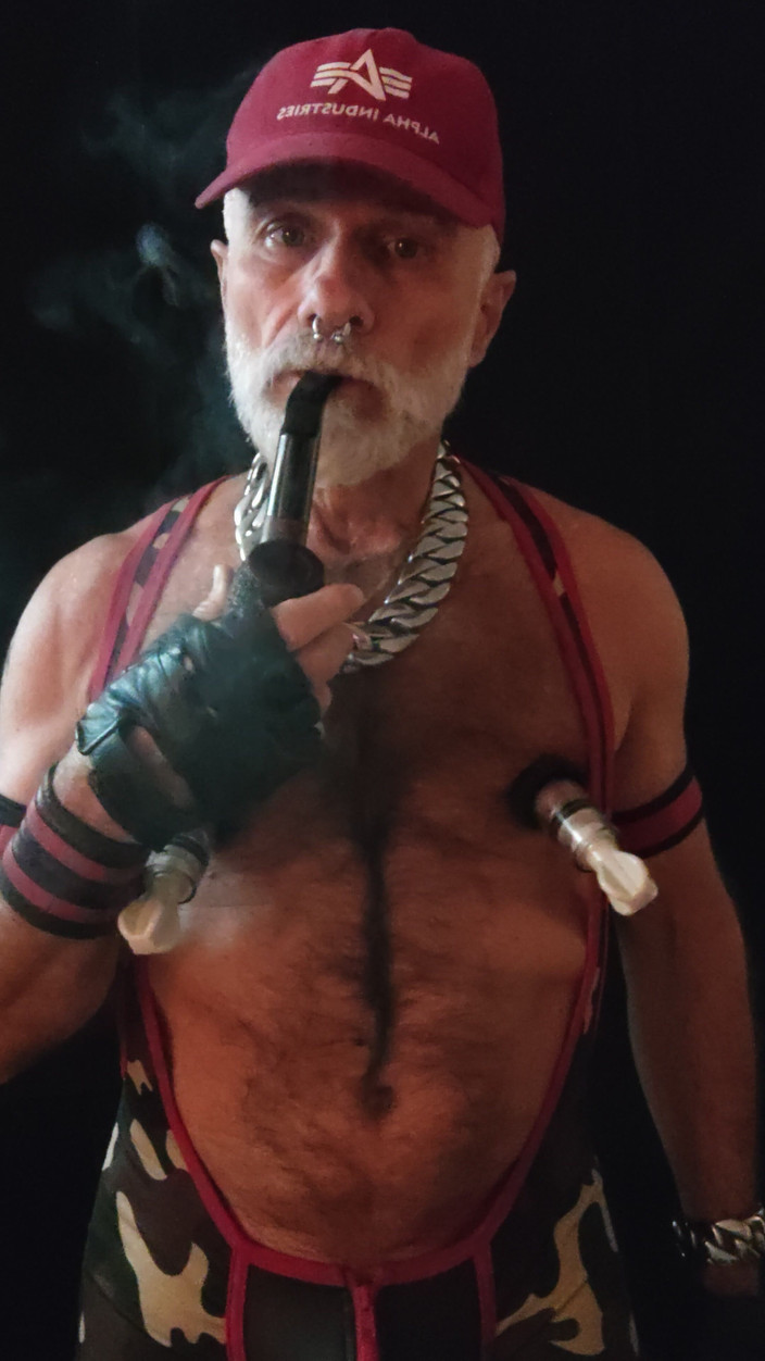 MusclesCigarsFFPig: 继父抽烟管和抽