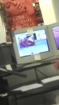 Alexis Malone é uma daquelas meninas que parece inocente e doce em suas aulas universitárias, mas adora chupar pau raspado