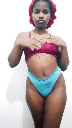 Delicious open butt: Seksowna brunetka wymienia super seksowne ubrania