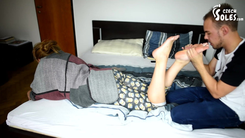 Czech Soles - foot fetish content: Aufgeregt von ihren großen nackten füßen in seinem gesicht