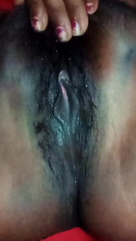 Bhabhi yang tidak berpuas hati menunjukkan pepek