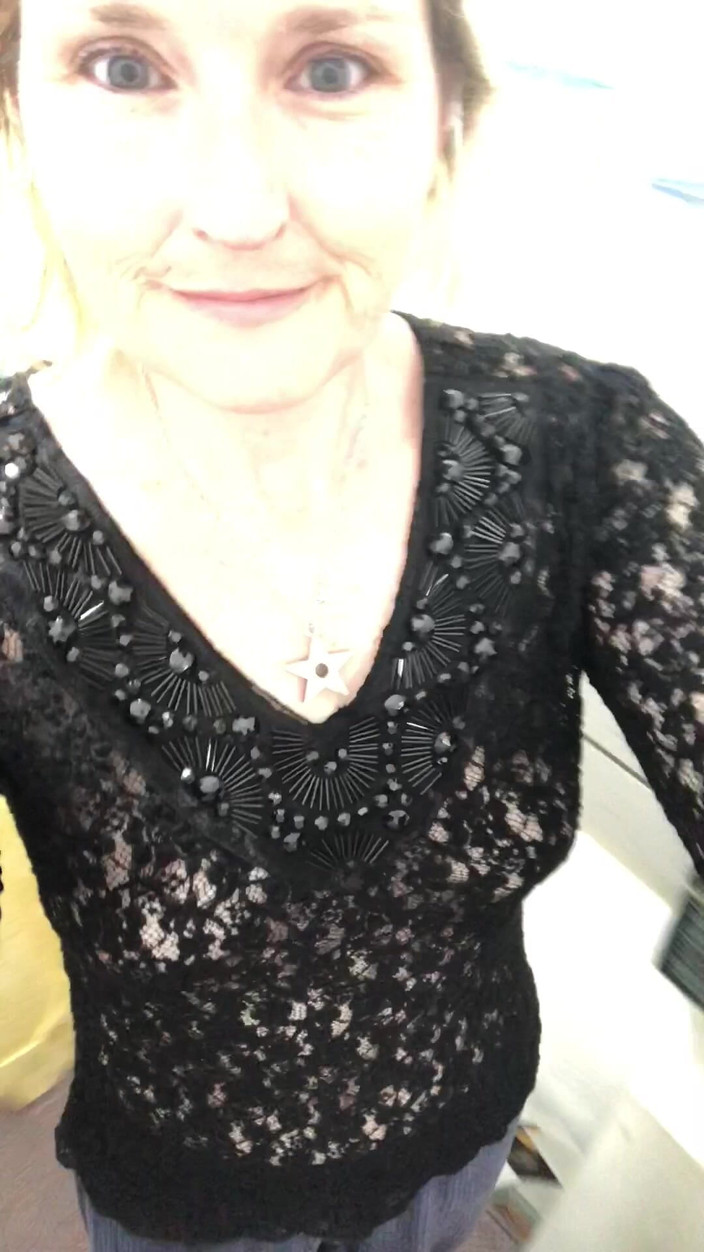 MistressWriggler: 公共の場で裸になるのが唯一の方法なのに!