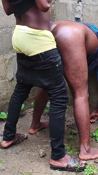 La perra de ébano twerking se puso dura por la espalda
