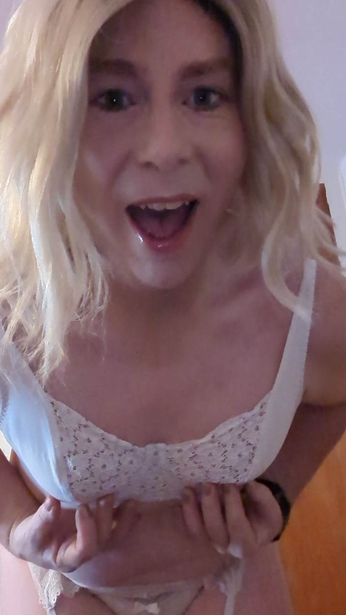 NikkiGee: Zuig mijn clitoris, slik mijn sperma. Kniel en open wijd!