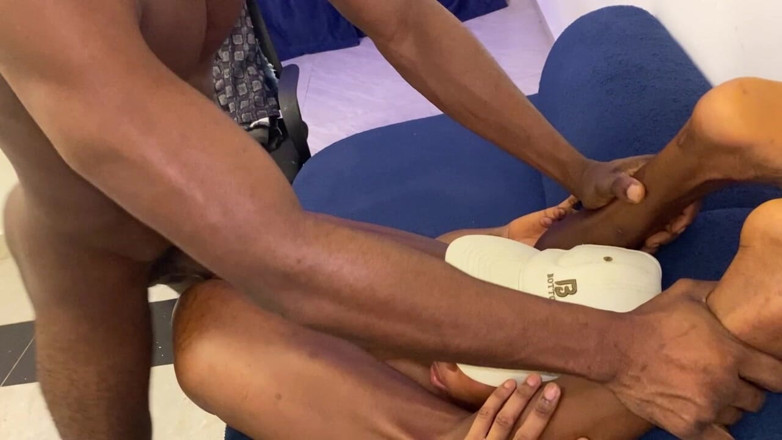 NaijaTeens: Mekanik seksi meregangkan magang memek sempit