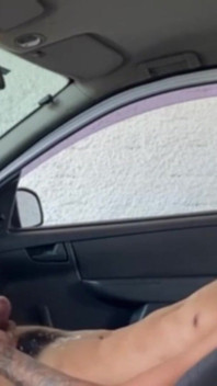 Mager runkar och kommer inne i bilen