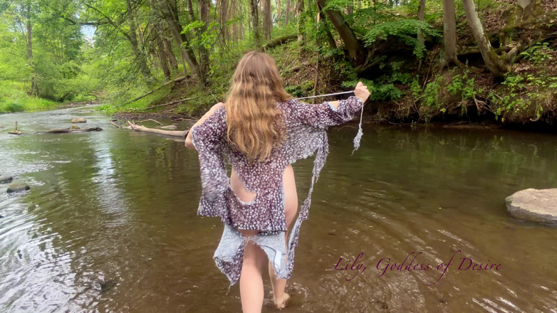 Lily, Goddess of Desire: Movimenti sexy in un vestito rapito nella foresta e in...