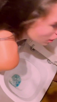 Ingoio 4 litri di pipì e alla fine ingoio sperma con gargarismi