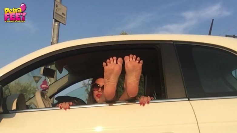 Smokin Fetish: Foot fetiš v autě se sexy teenagerkou