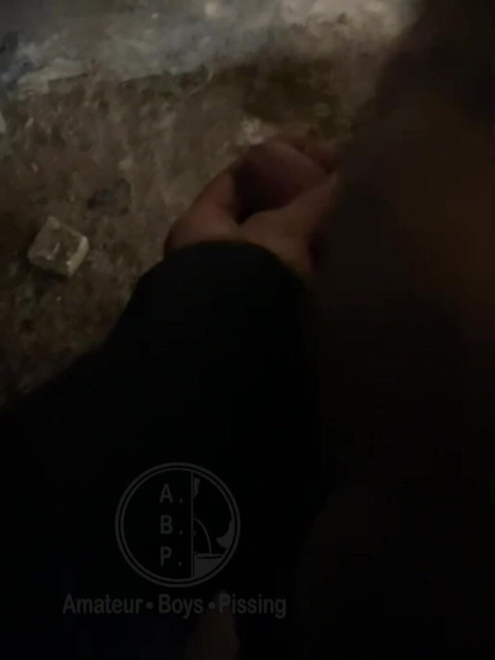 AmateurBoysPissing: MembantuNya Kencing di Jalan