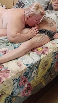 La mia matrigna con grandi tette mi succhia il cazzo e sborra