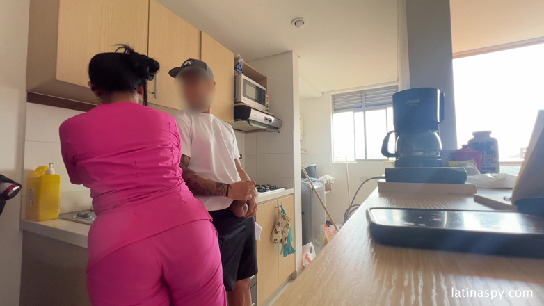 Latinaspy: Empregada com bunda enorme limpa apt em seguida, masturba seu...