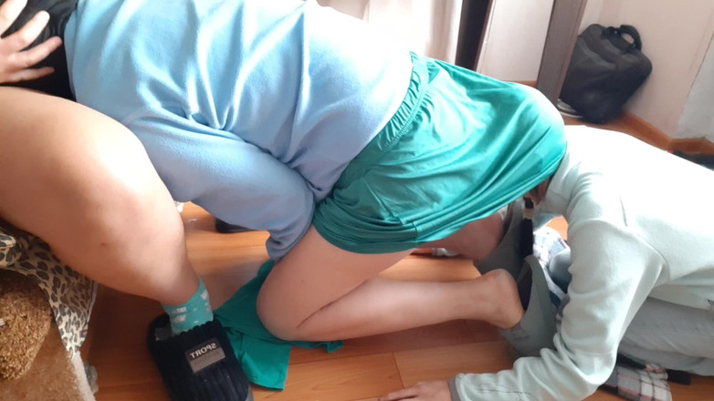 Lesbian-illusion: Brudna lesbijska cipka i tyłek jedzą kanapkę