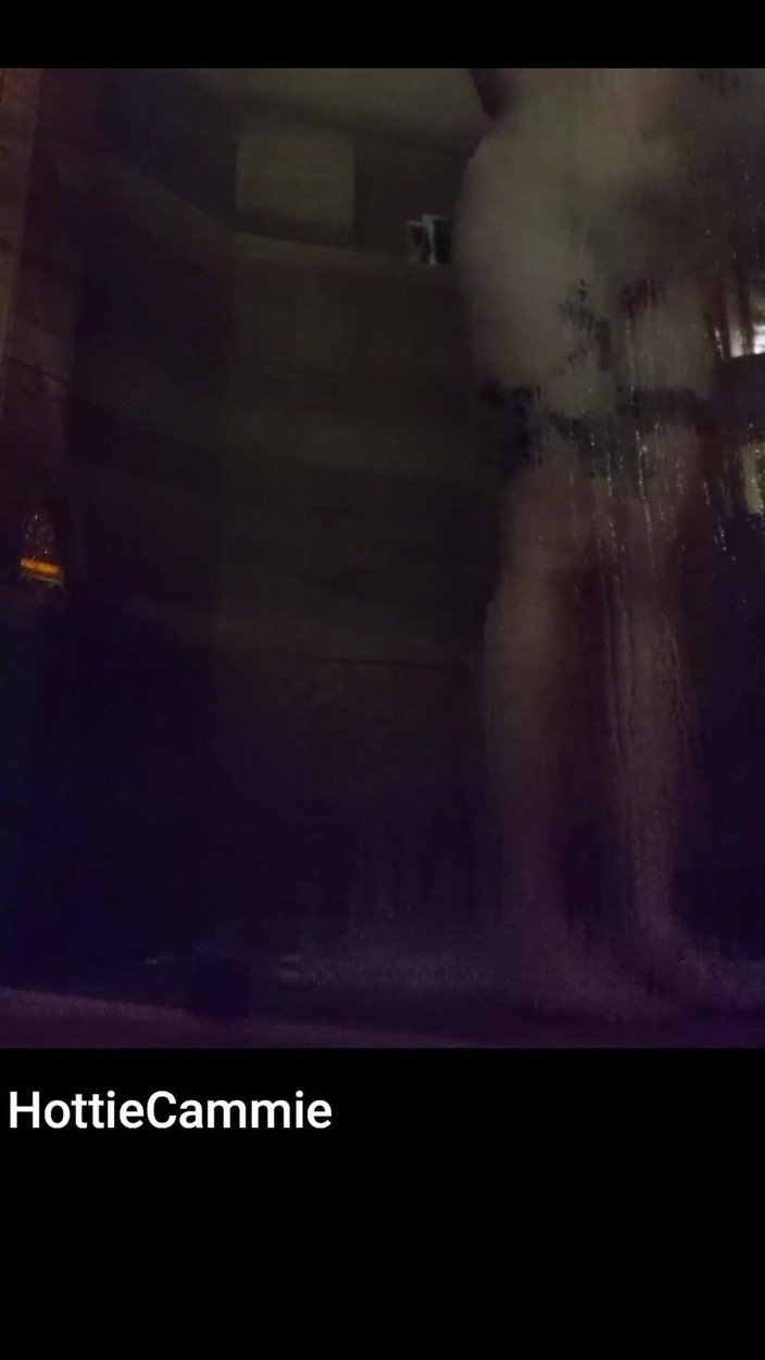 Candy Camille: 샤워 중 내 부싯깃 데이트 기록