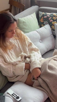 Une MILF Sexy Est Excitée Et Supplie De Se Faire Baiser Sur Le Canapé