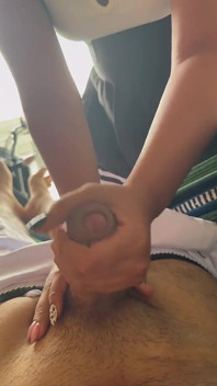 Manželka Mě Masturbuje Na Veřejnosti, Protože Ráda Cítí Riziko, Že Bude Chycena