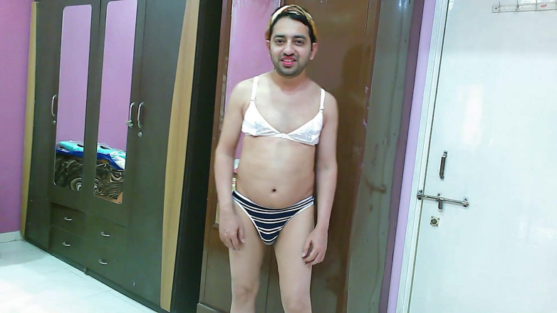 Cute & Nude Crossdresser: Sütyenli, saç bandı ve terlikli seksi kadın kılıklı travesti kadın...