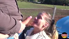 Homem arrogante pega garota alemã que está sempre no clima para foder