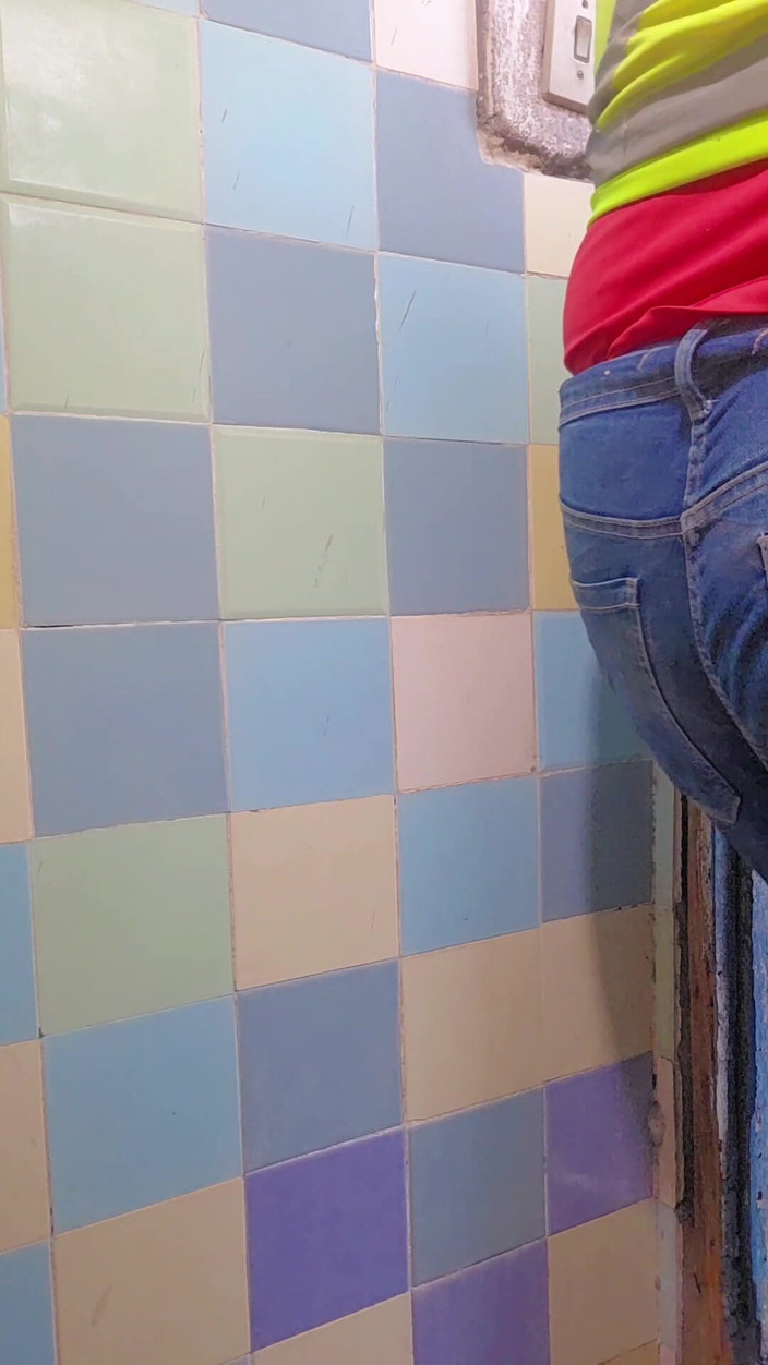 TheBlacKHunterr: Verheirateter Angestellter holt seinen Kollegen auf der Toilette ab