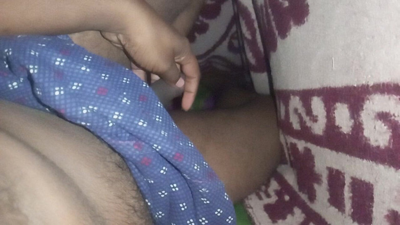 Sweet Indian cock: Ragazzo gay indiano si masturba all'aperto